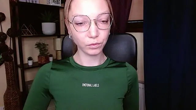 Snapshot of EmillyPlay chatting on February 19, 6:31 am EmillyPlay online show from February 19, 6:31 am