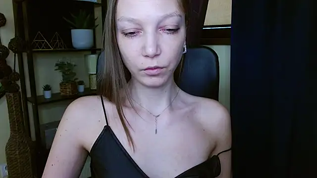 Snapshot of EmillyPlay chatting on February 20, 1:11 pm EmillyPlay online show from February 20, 1:11 pm