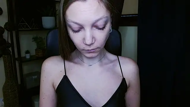 Snapshot of EmillyPlay chatting on February 21, 7:20 am EmillyPlay online show from February 21, 7:20 am