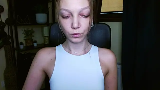 Snapshot of EmillyPlay chatting on February 23, 12:57 pm EmillyPlay online show from February 23, 12:57 pm