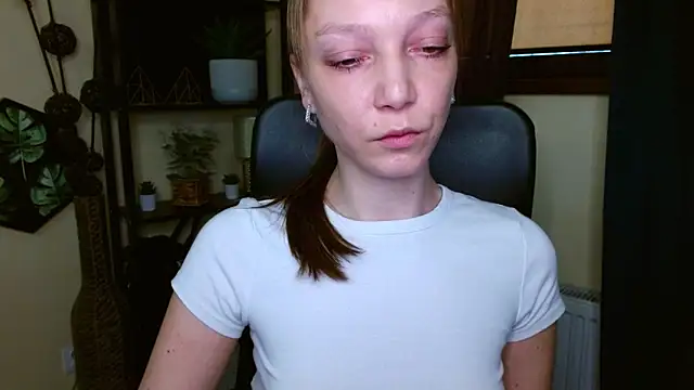 Snapshot of EmillyPlay chatting on March 7, 7:38 am EmillyPlay online show from March 7, 7:38 am