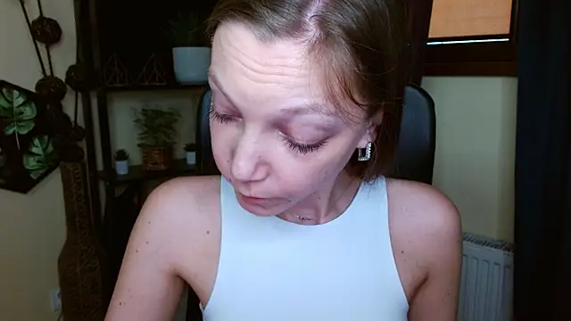 Snapshot of EmillyPlay chatting on March 9, 12:53 pm EmillyPlay online show from March 9, 12:53 pm