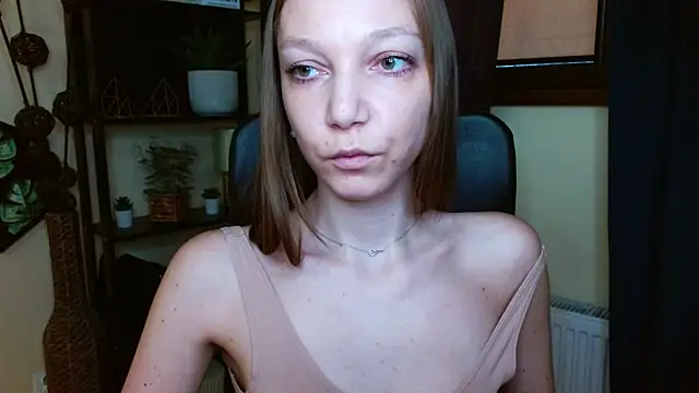 Snapshot of EmillyPlay chatting on March 13, 6:42 am EmillyPlay online show from March 13, 6:42 am