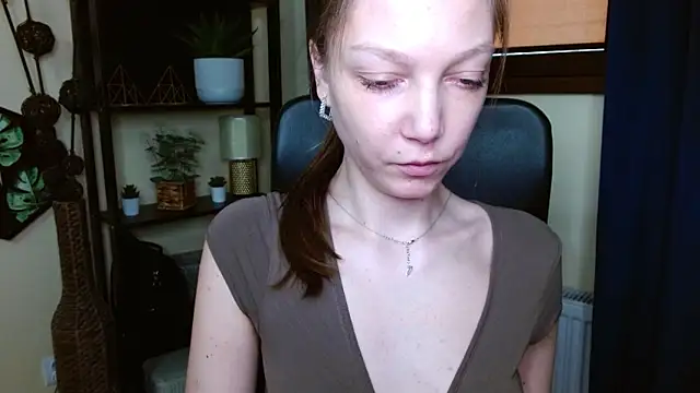 Snapshot of EmillyPlay chatting on March 16, 7:01 am EmillyPlay online show from March 16, 7:01 am