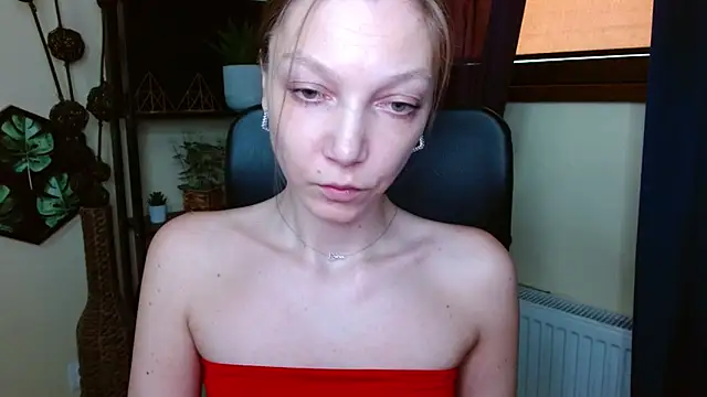 Snapshot of EmillyPlay chatting on March 20, 12:32 pm EmillyPlay online show from March 20, 12:32 pm