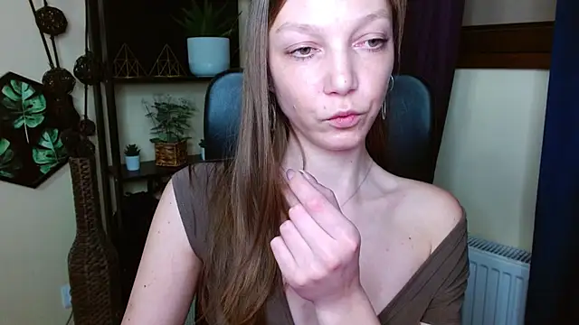 Snapshot of EmillyPlay chatting on March 25, 6:36 pm EmillyPlay online show from March 25, 6:36 pm