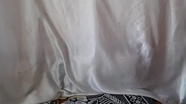 Snapshot of Burberrry_ chatting on February 12, 7:13 am Burberrry online show from February 12, 7:13 am