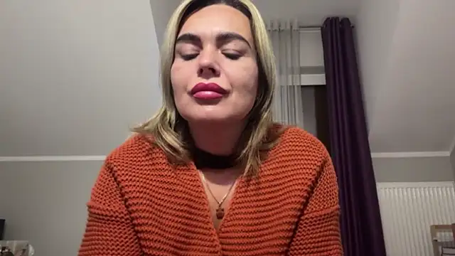 Snapshot of DESIREjenny chatting on October 3, 7:05 am DESIREjenny online show from October 3, 7:05 am