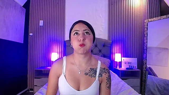 Snapshot of isabella_smith_ chatting on January 21, 1:22 pm isabella smith online show from January 21, 1:22 pm