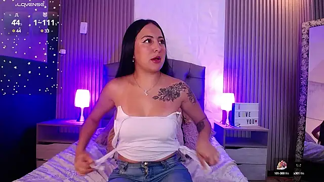 Snapshot of isabella_smith_ chatting on February 10, 1:33 pm isabella smith online show from February 10, 1:33 pm