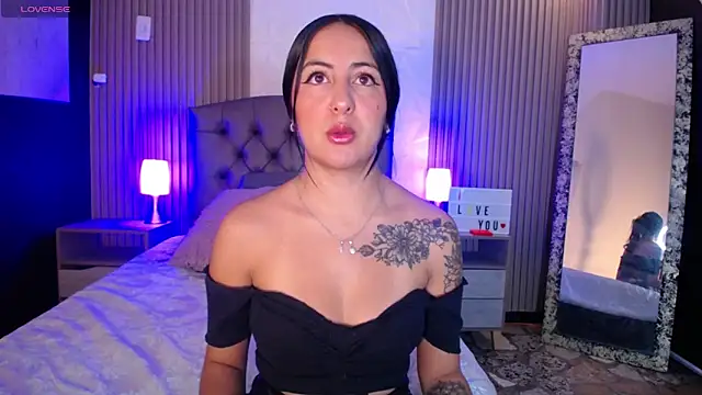 Snapshot of isabella_smith_ chatting on February 13, 1:15 pm isabella smith online show from February 13, 1:15 pm