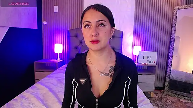 Snapshot of isabella_smith_ chatting on February 21, 1:22 pm isabella smith online show from February 21, 1:22 pm
