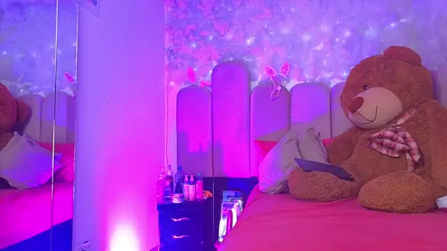 puca ebony online show from October 4, 7:45 pm