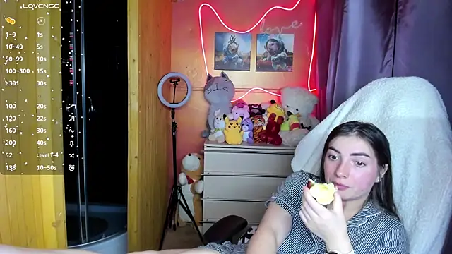 Fiery Brunette  online show from October 12, 2:27 pm