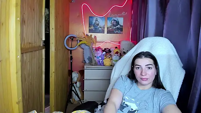 Fiery Brunette  online show from November 29, 6:22 pm