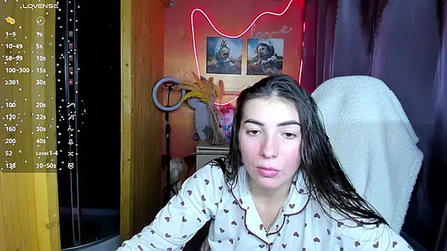 Fiery Brunette  online show from December 2, 5:46 am