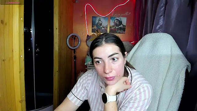 Fiery Brunette  online show from March 23, 5:44 am