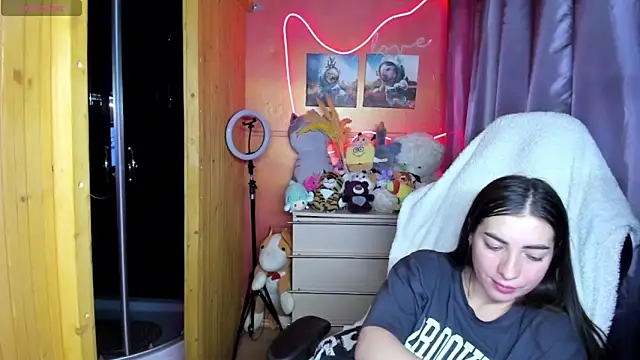 Fiery Brunette  online show from April 4, 12:02 pm