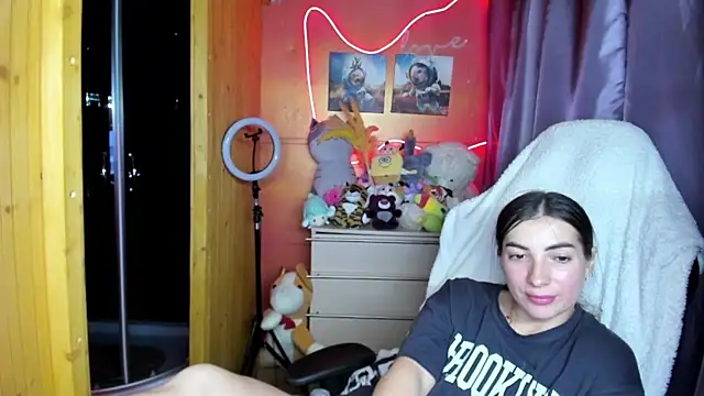 Fiery Brunette  online show from June 18, 12:31 pm