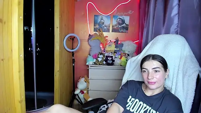 Fiery Brunette  online show from June 19, 3:44 am