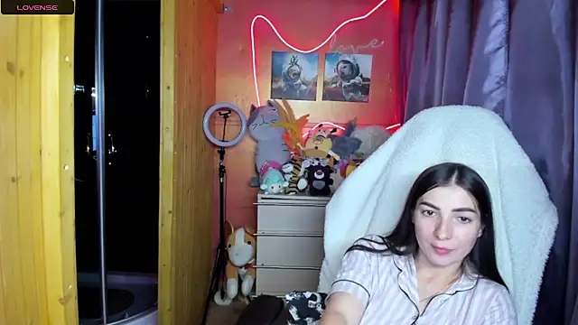 Fiery Brunette  online show from June 23, 3:59 am