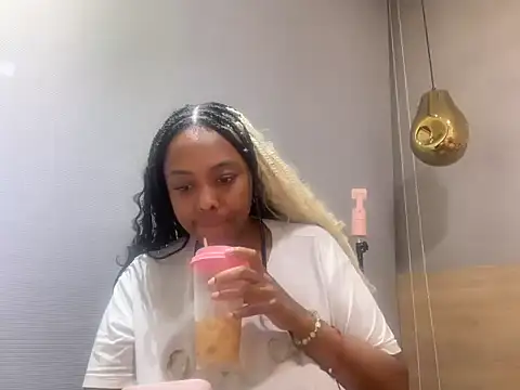 ChocolateCakeQueen online show from July 18, 1:54 am