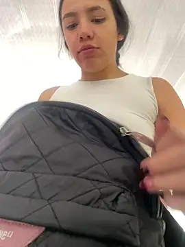 Snapshot of hannahb-e chatting on February 13, 6:37 pm hannahb-e online show from February 13, 6:37 pm