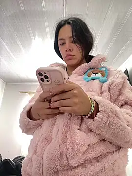 Snapshot of hannahb-e chatting on February 17, 4:24 pm hannahb-e online show from February 17, 4:24 pm