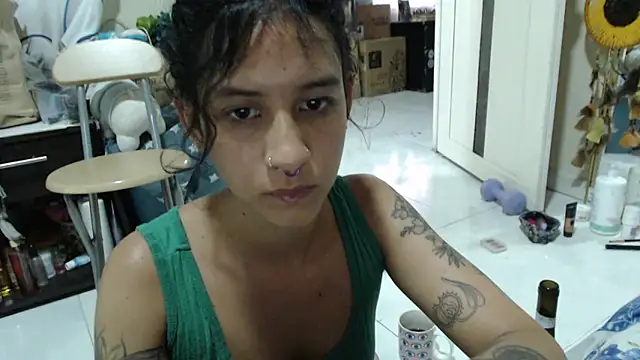 Snapshot of AlinaWoolf_ chatting on April 16, 9:39 pm AlinaWoolf online show from April 16, 9:39 pm