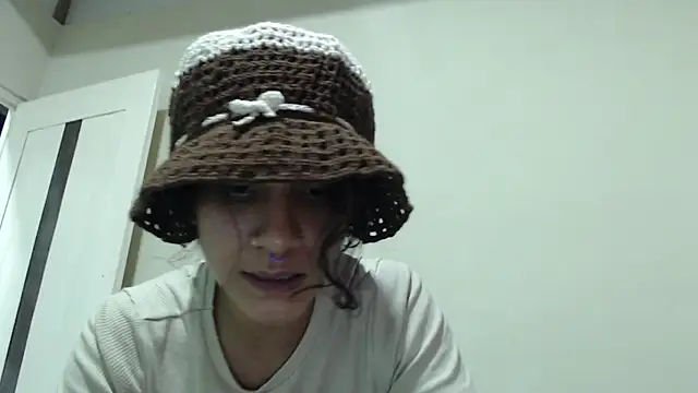 Snapshot of AlinaWoolf_ chatting on May 12, 6:21 am AlinaWoolf online show from May 12, 6:21 am
