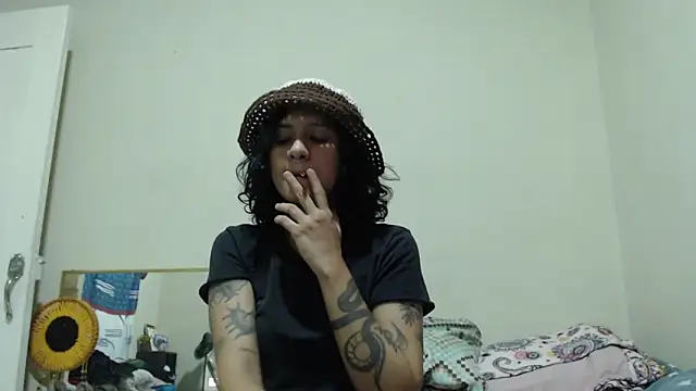 Snapshot of AlinaWoolf_ chatting on May 18, 2:07 am AlinaWoolf online show from May 18, 2:07 am