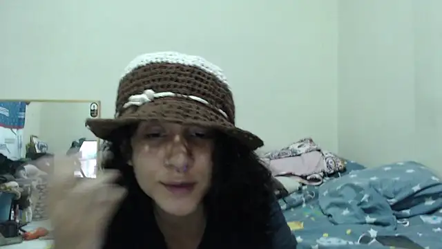 Snapshot of AlinaWoolf_ chatting on May 18, 4:07 am AlinaWoolf online show from May 18, 4:07 am