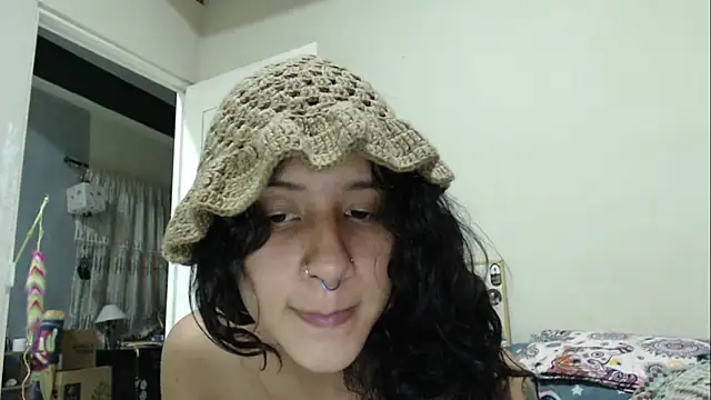 Snapshot of AlinaWoolf_ chatting on June 4, 6:19 am AlinaWoolf online show from June 4, 6:19 am