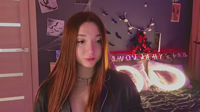 Snapshot of YasmineWest chatting on October 19, 8:15 am YasmineWest online show from October 19, 8:15 am