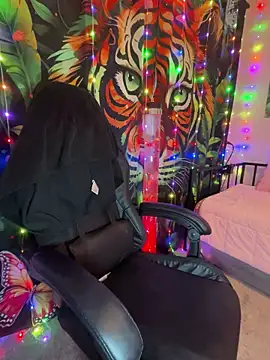 fatfabulous1981 online show from March 15, 5:19 am