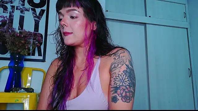 Snapshot of purple_em69 chatting on June 19, 10:13 pm purple em69 online show from June 19, 10:13 pm