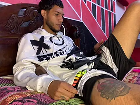 Snapshot of tanned_boy chatting on March 28, 3:55 pm tanned boy online show from March 28, 3:55 pm