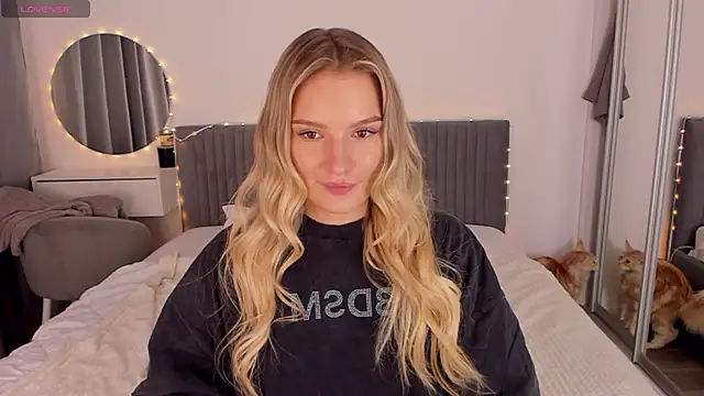 CassieRayss online show from May 6, 4:45 pm