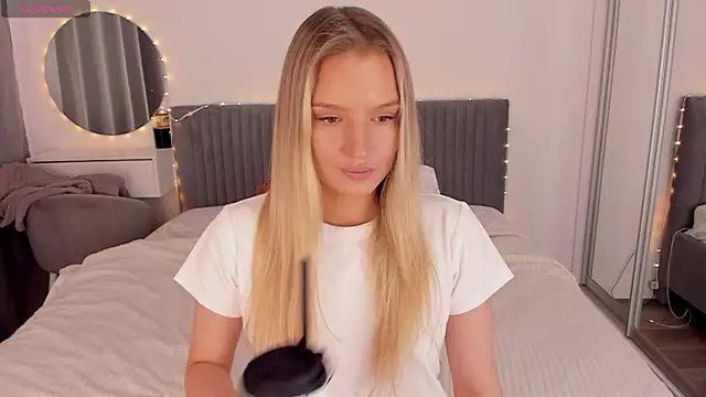 CassieRayss online show from May 8, 1:27 pm