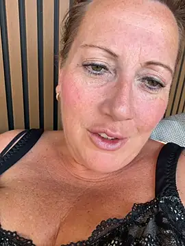 Snapshot of xsexycurvymilf chatting on July 15, 11:37 am xsexycurvymilf online show from July 15, 11:37 am