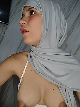 Snapshot of hanaa_18 chatting on February 15, 8:35 am hanaa 18 online show from February 15, 8:35 am