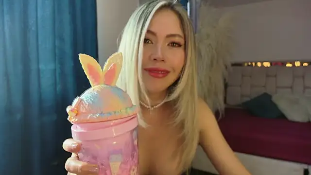 Snapshot of Ammy_Castro chatting on April 8, 9:48 pm Ammy Castro online show from April 8, 9:48 pm