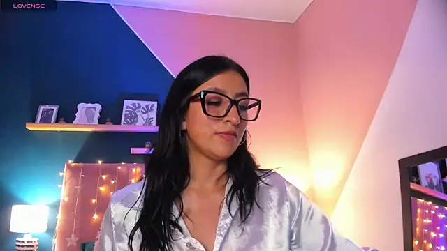 kira moon   online show from December 12, 11:47 pm