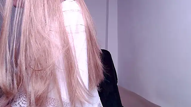 Snapshot of caarlywhitee chatting on April 19, 12:11 am caarlywhitee online show from April 19, 12:11 am