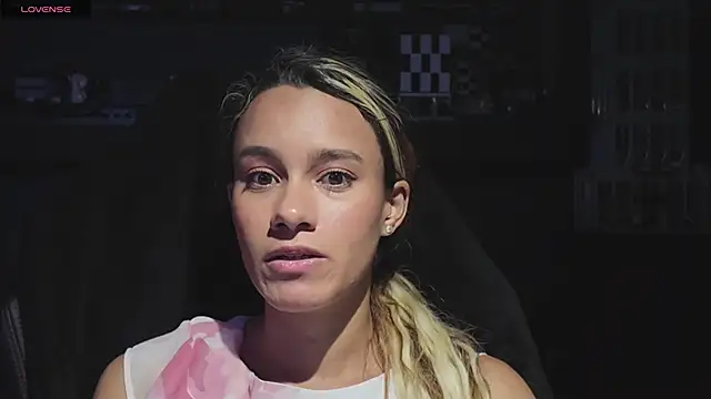 Snapshot of SamanthaWatson chatting on October 3, 1:35 am SamanthaWatson online show from October 3, 1:35 am