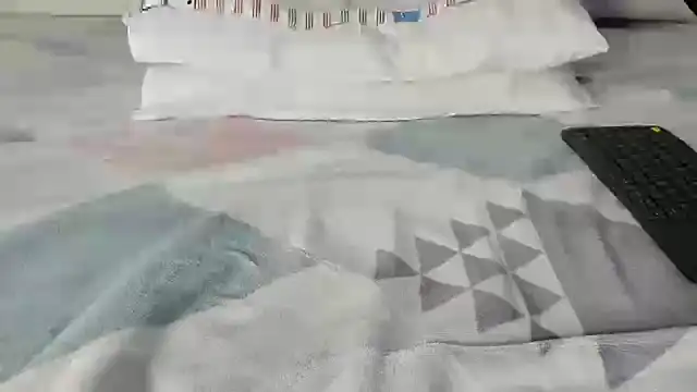 Snapshot of maybelline69 chatting on March 13, 12:59 am maybelline69 online show from March 13, 12:59 am