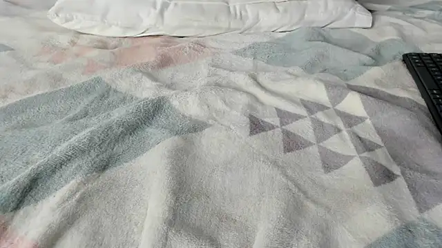 Snapshot of maybelline69 chatting on March 23, 1:20 am maybelline69 online show from March 23, 1:20 am