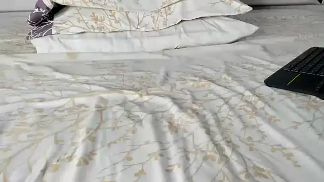 Snapshot of maybelline69 chatting on September 16, 8:21 pm maybelline69 online show from September 16, 8:21 pm