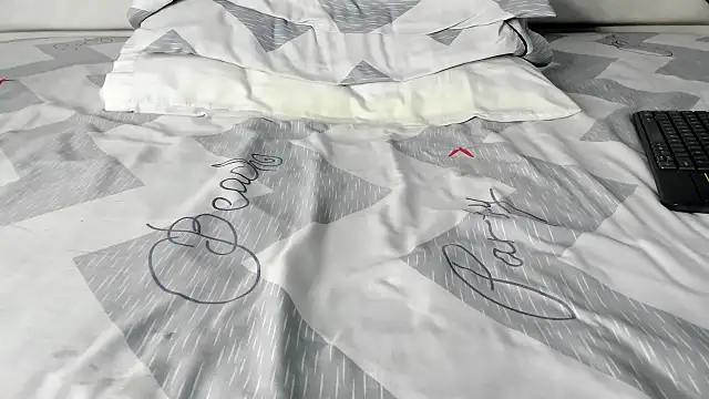 Snapshot of maybelline69 chatting on October 21, 8:26 am maybelline69 online show from October 21, 8:26 am