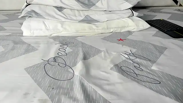 Snapshot of maybelline69 chatting on October 21, 8:53 pm maybelline69 online show from October 21, 8:53 pm